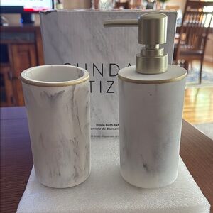 White and Gold Resin Bath Set